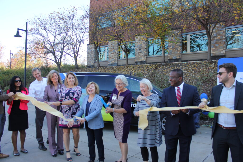 Cắt băng khánh thành