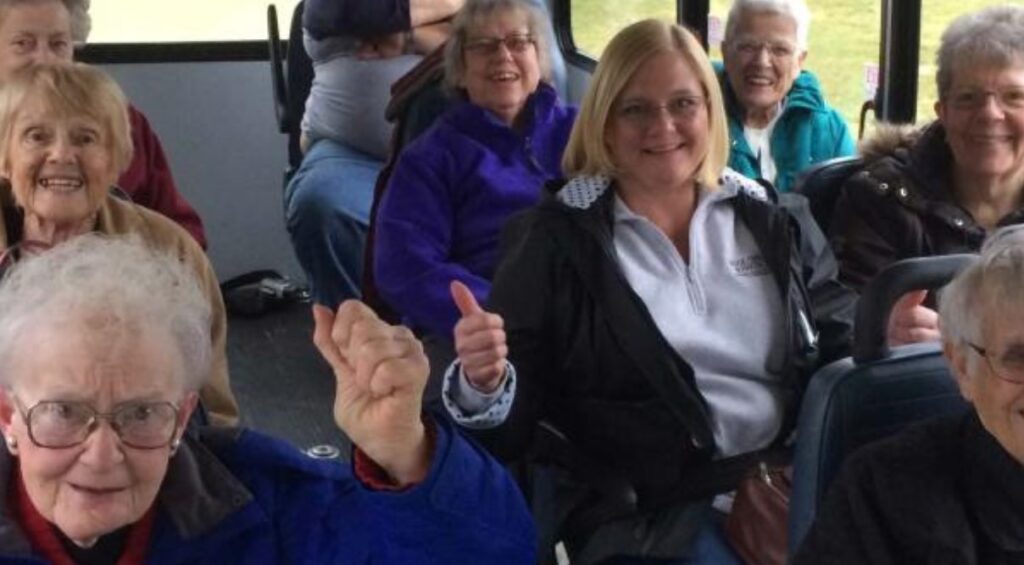 Cận cảnh những người đang mỉm cười trên xe buýt.