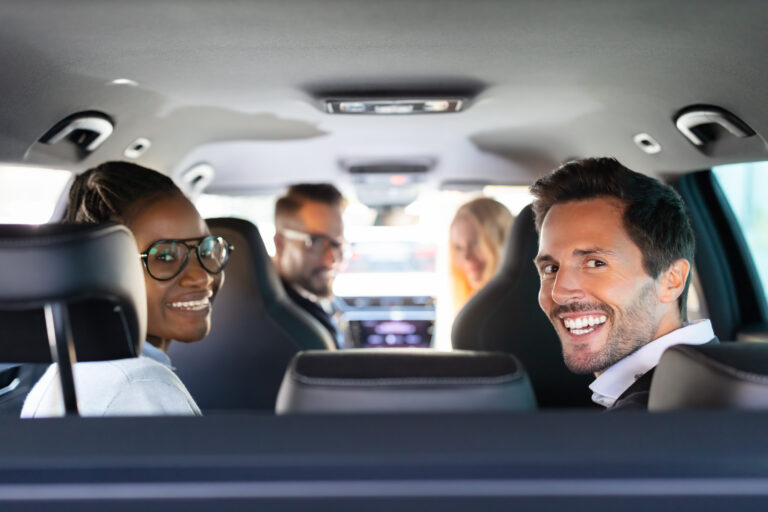 Bốn người đi chung xe carpool.
