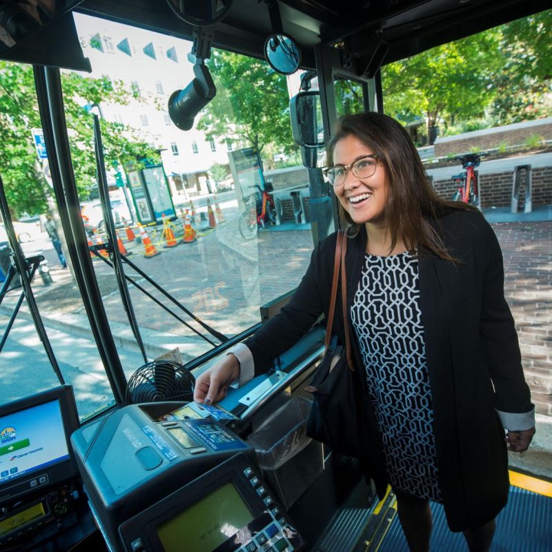 Hình ảnh chụp một hành khách đang quét thẻ đi phương tiện công cộng khi lên phương tiện giao thông công cộng.