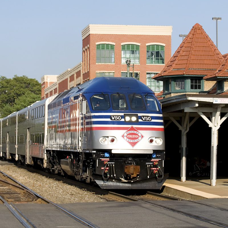 Tàu VRE đang đến ga