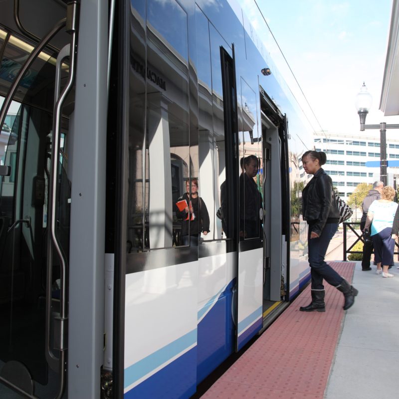 Người phụ nữ lên tàu The Tide